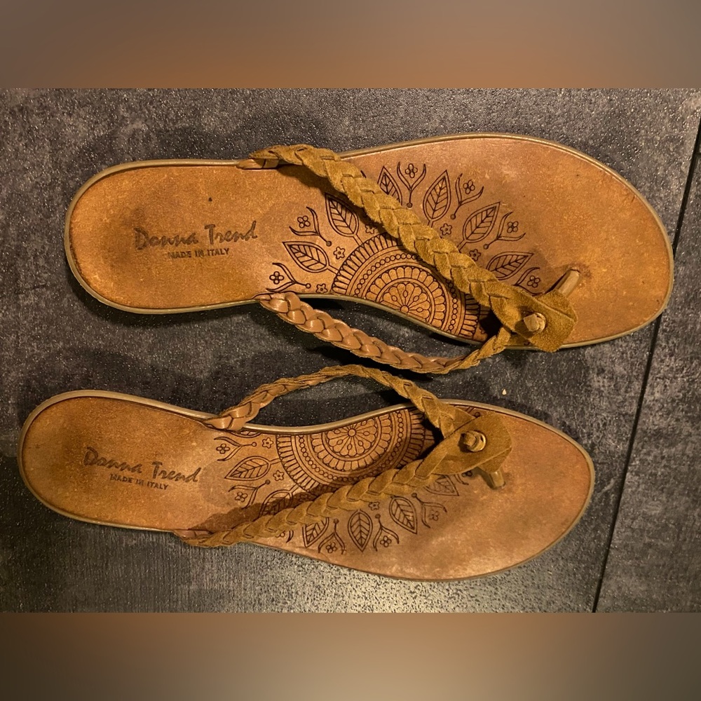 Donna Trend leather sandals with suede straps. Size 9. Flats
